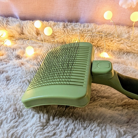 Retractable Dog Brush - Picture 4 of 14